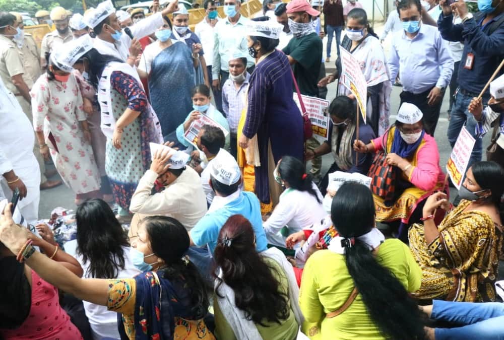 Aam aadmi party Protest Against bjp Mla pranav singh champion in delhi bjp office