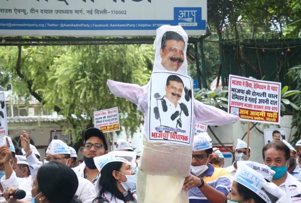 Aam aadmi party Protest Against bjp Mla pranav singh champion in delhi bjp office