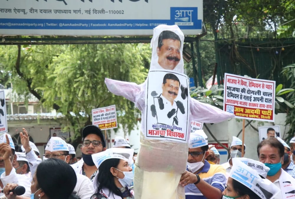 Aam aadmi party Protest Against bjp Mla pranav singh champion in delhi bjp office