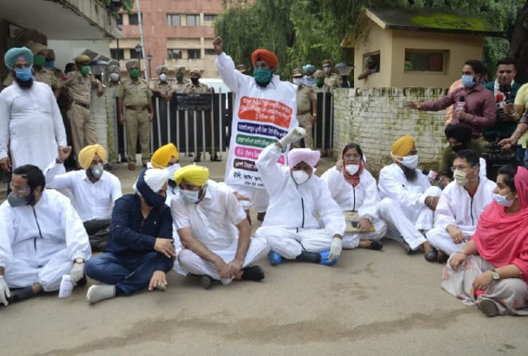 Aam Aadmi Party and Akali Dal target on Punjab government for one day assembly session