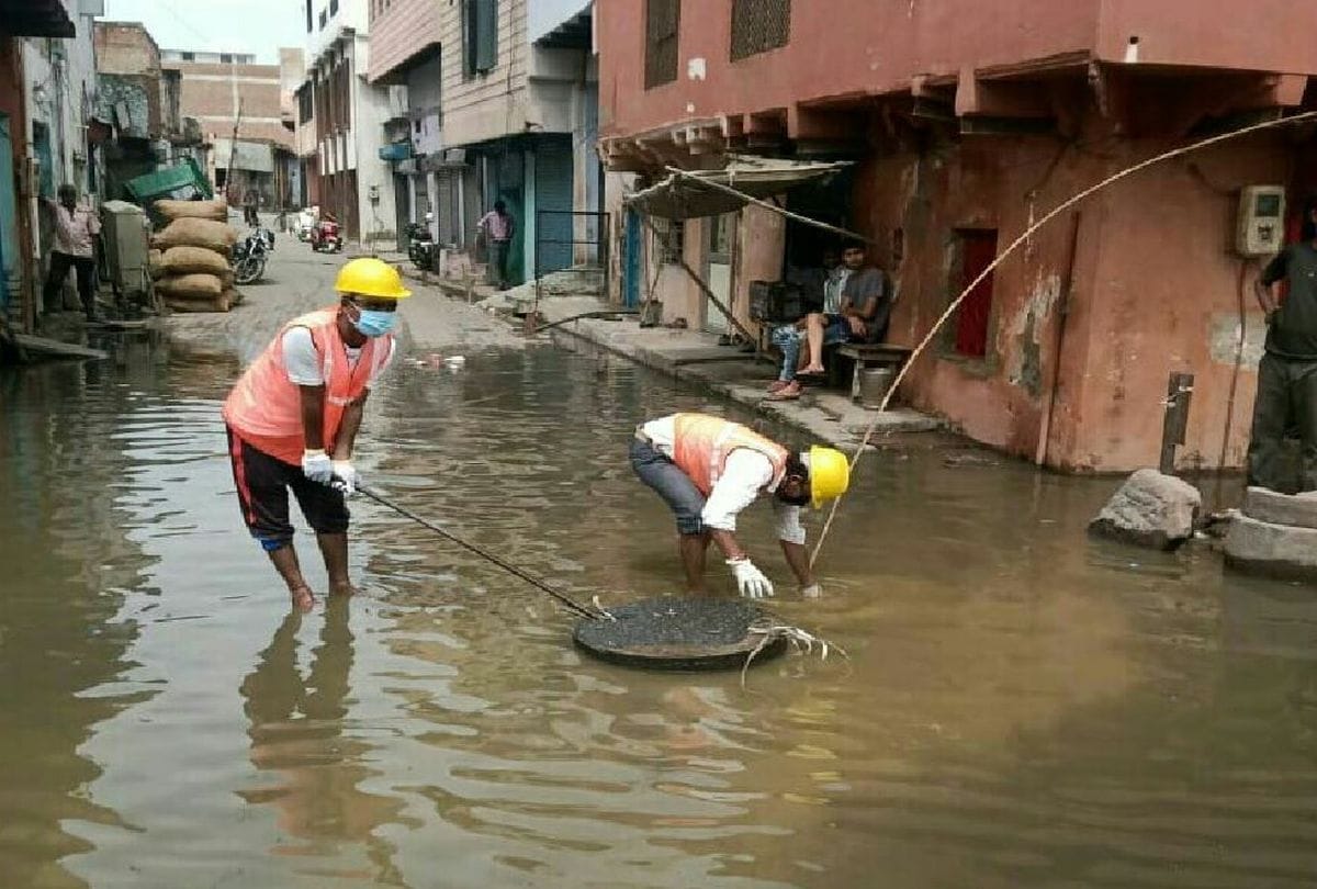 Sewer water on road from VIP road to Yamunapar in agra