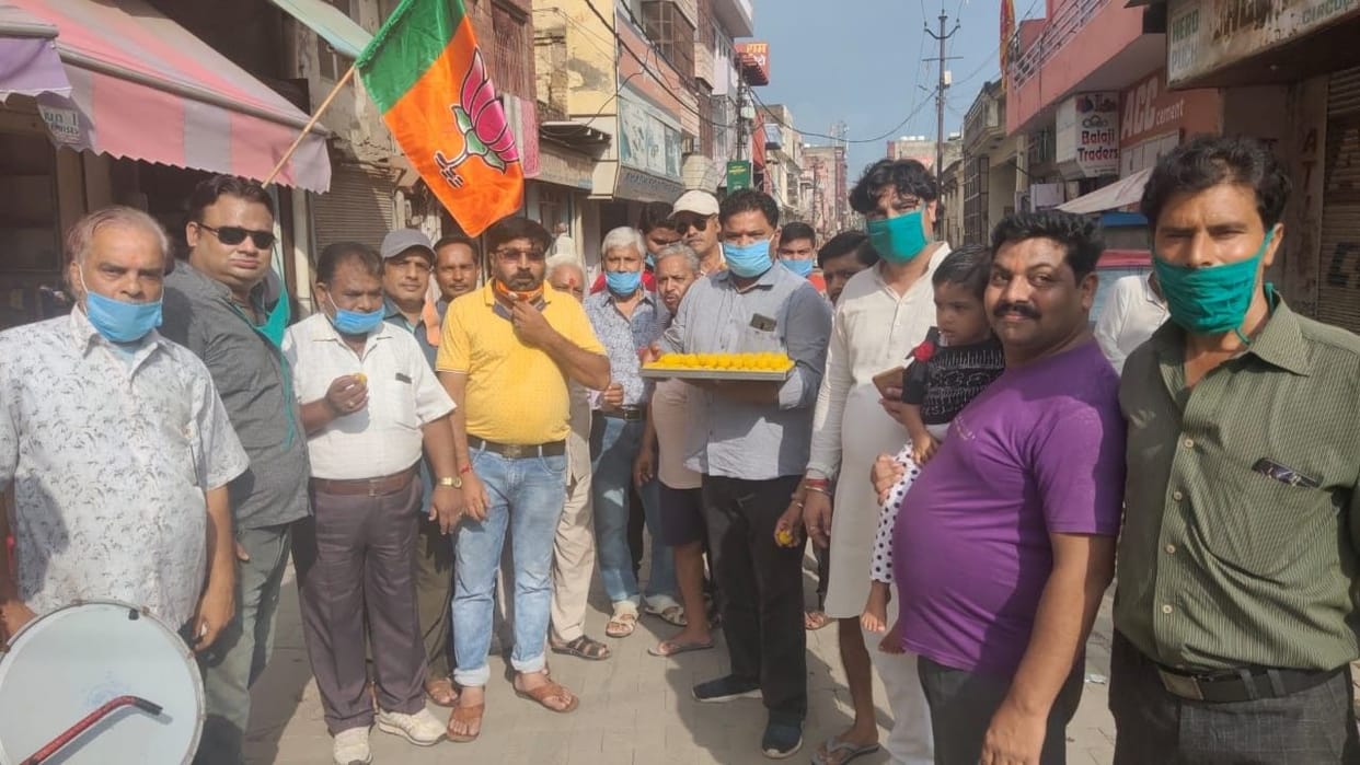 Hathras: BJP workers celebrate celebration of Maheshwari becoming Brij Pradesh president again