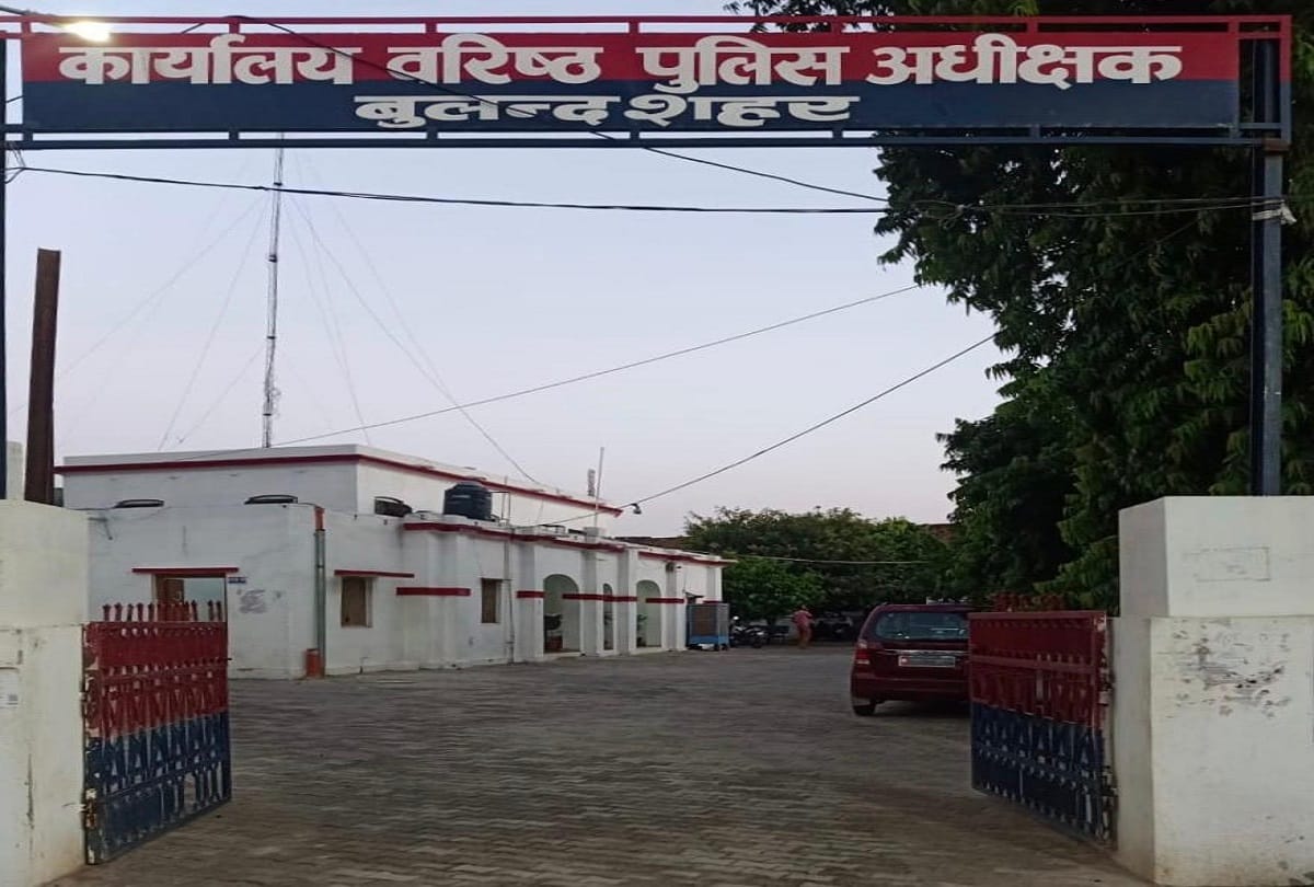 UP bulandshahr two girls want lesbian marriage reach police station cops send them back