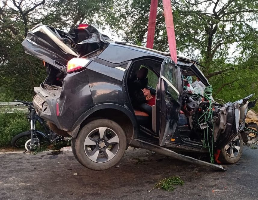the high spedd truck illusion to car and bike, one biker died anf four other iinjured