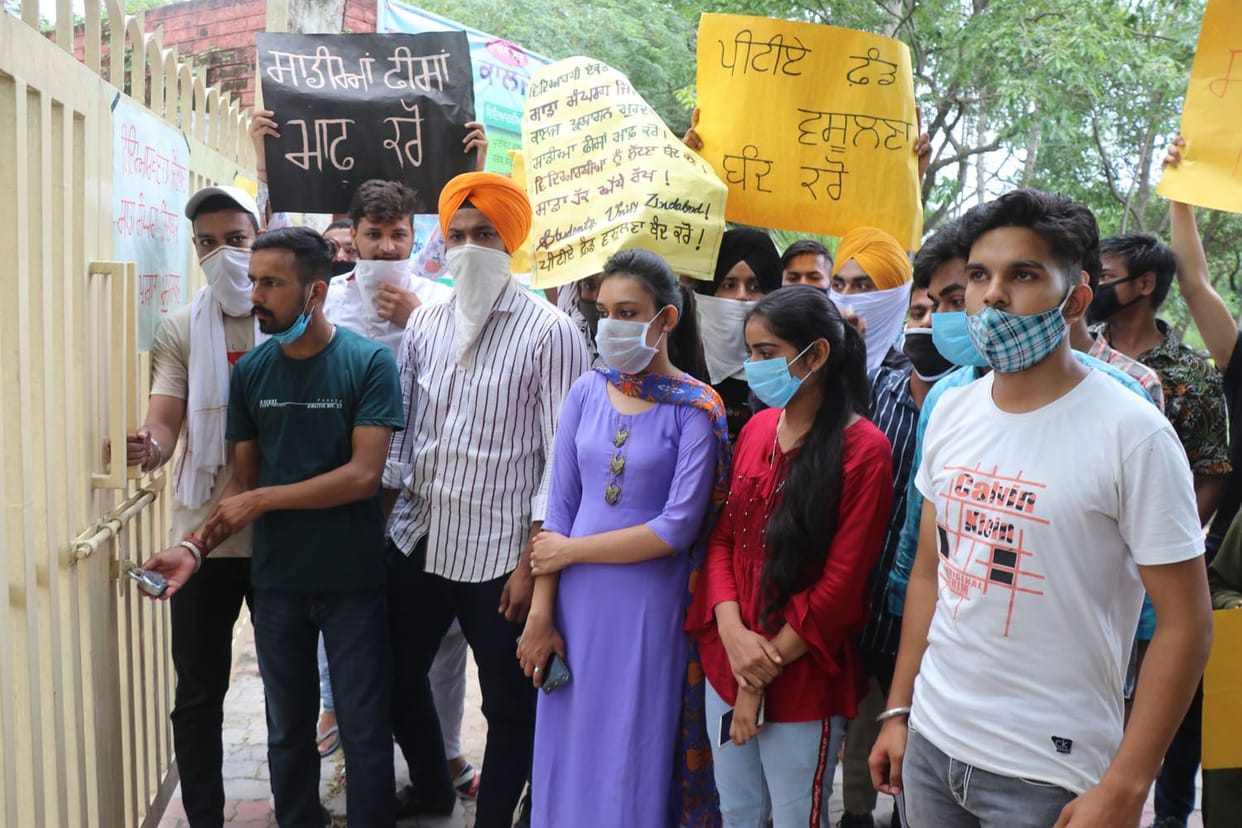 Students lock the college gate for not waiving fees