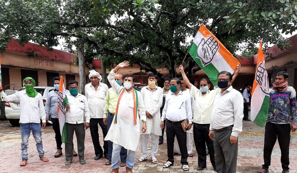 Hathras: Congress protesters demanding cancellation of NEET exam