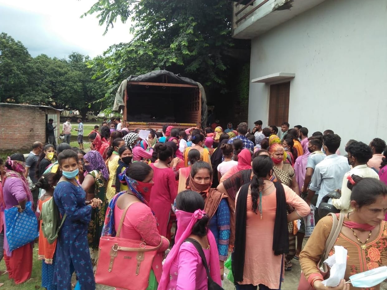 Crowds of workers gathered to get ration