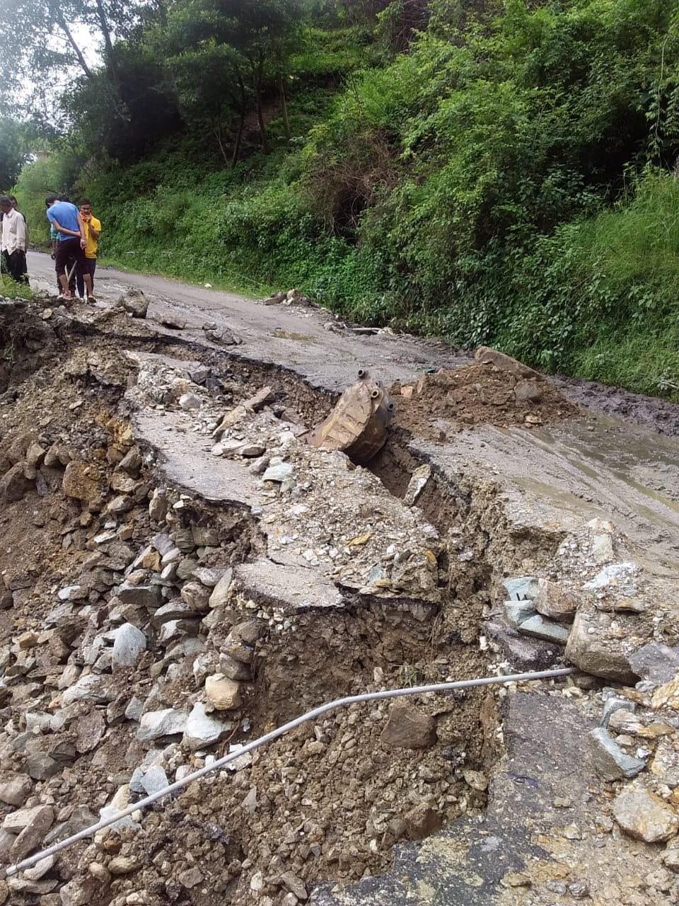 Badrinath highway closed in Lambagad, pilgrims stopped