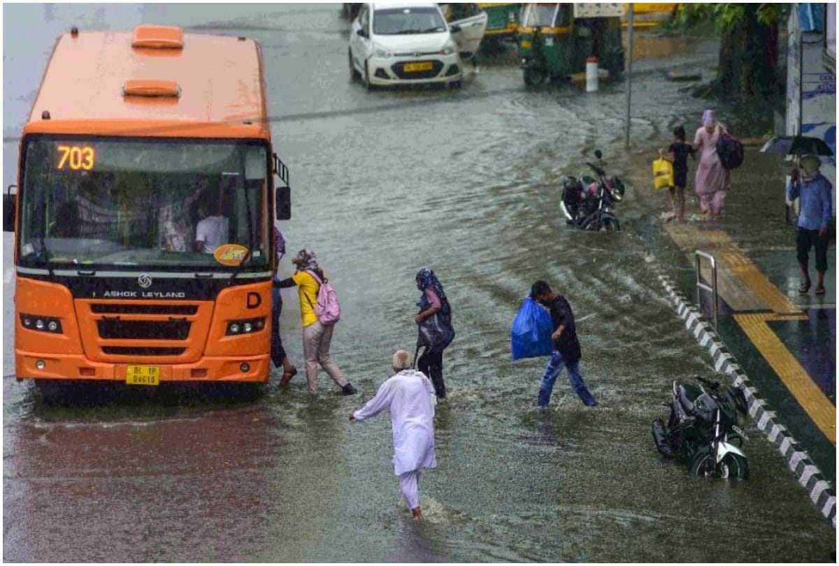weather forecast monsoon rain in delhi ncr ghaziabad noida water logging traffic jam