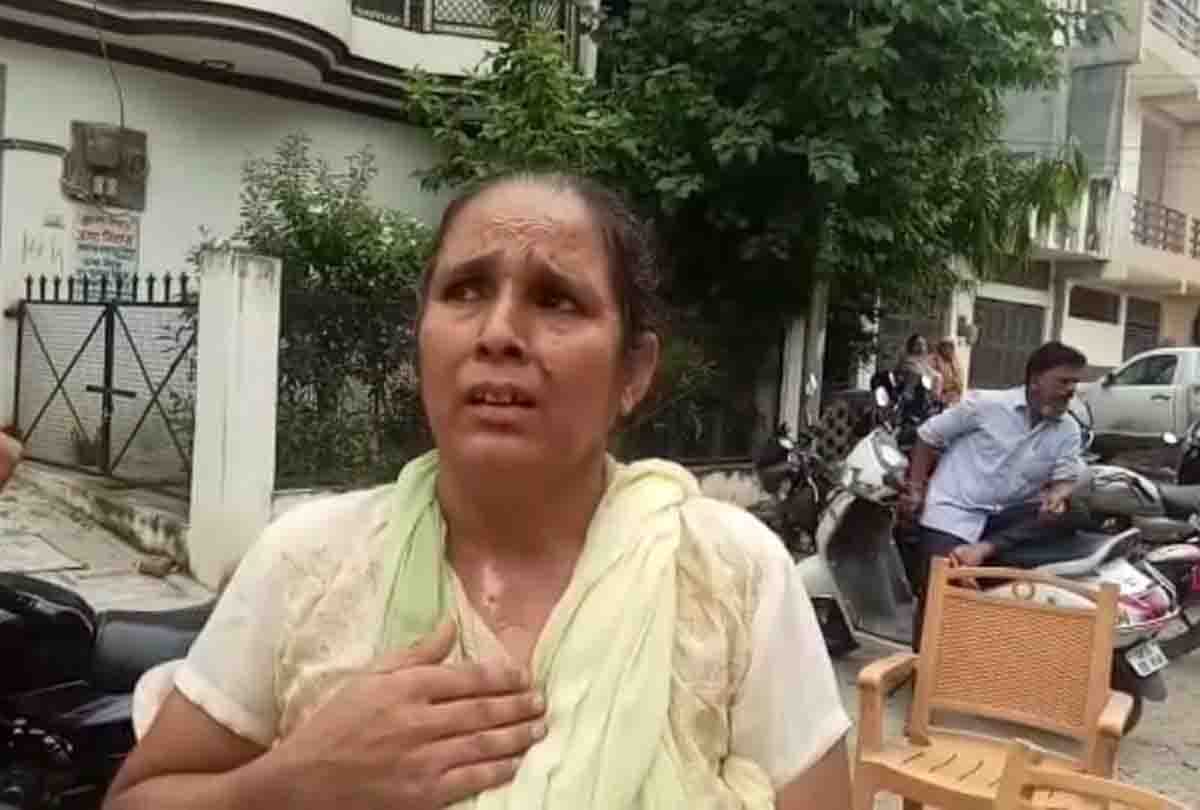 coaching operator wife cut his wrist and write a letter with blood and died