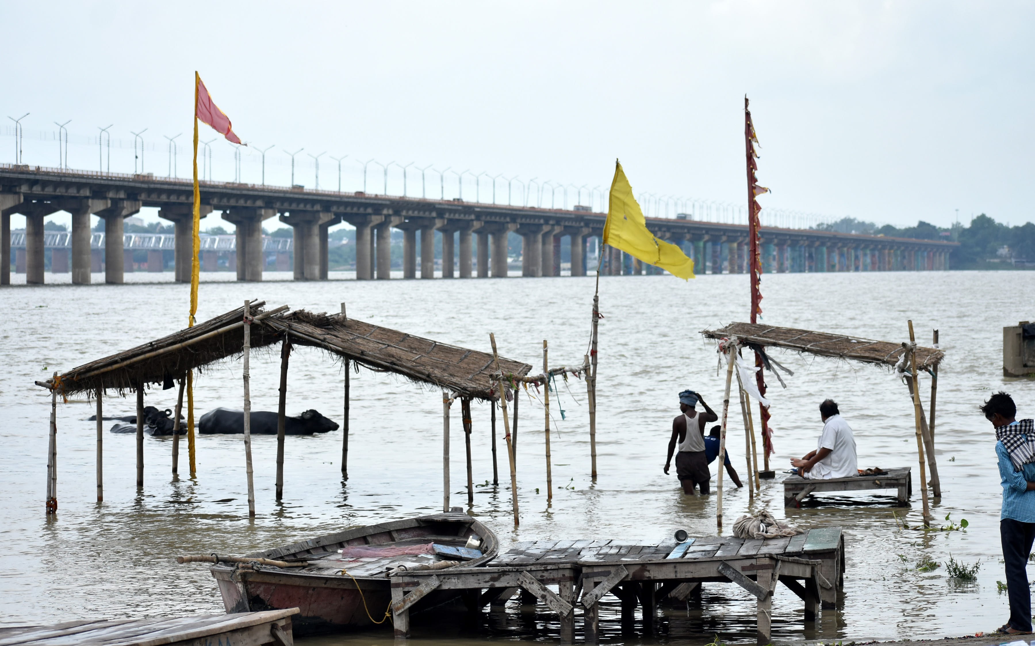 Prayagraj News: Boom in Ganga-Yamuna, four sluice gates closed