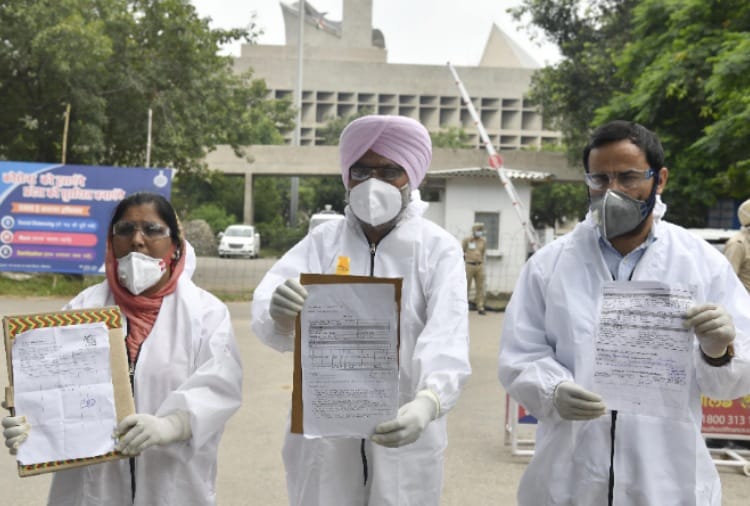 Youth Akali Dal and Aam Aadmi Party protests outside Punjab Assembly