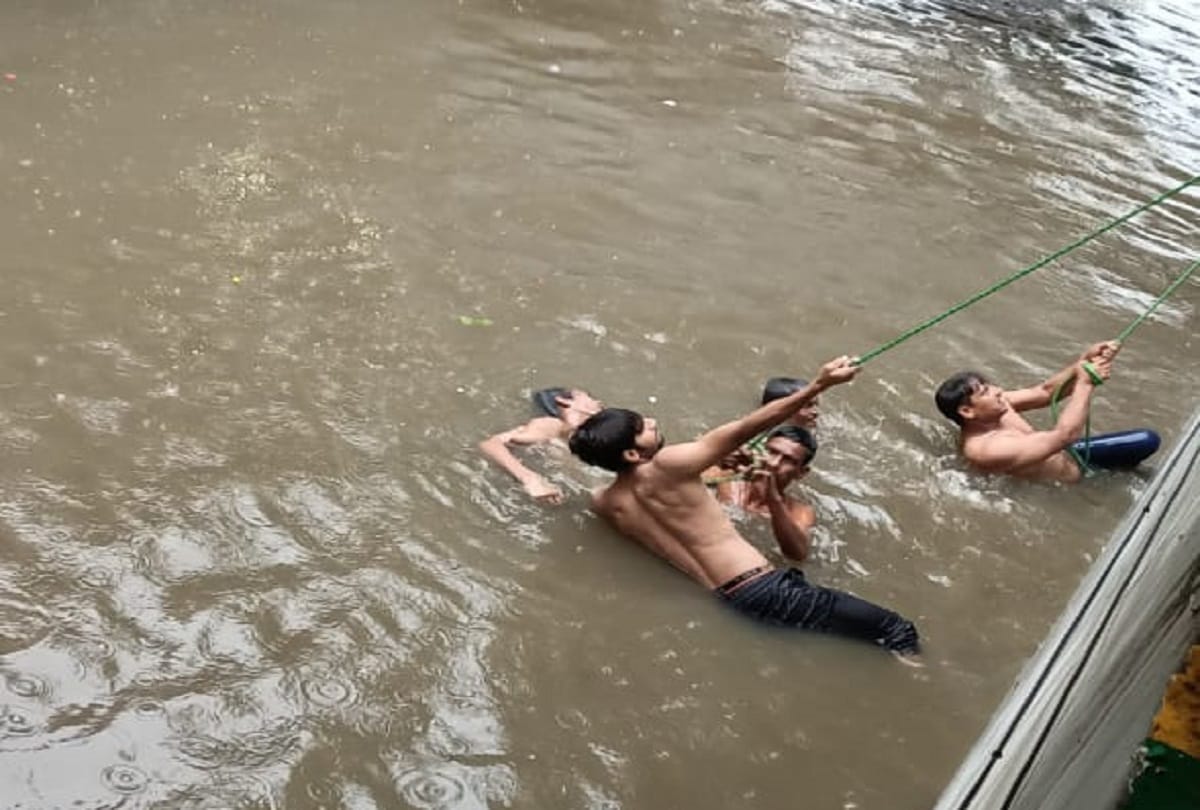 Ghaziabad rain water logging in gaushala underpass one youth died while saving drowning kid