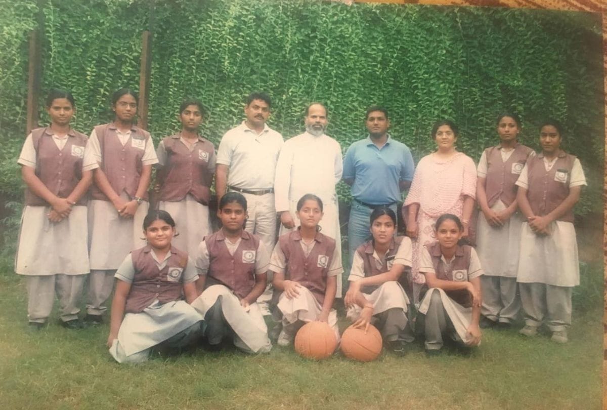 Rhea Chakraborty Read In Agra St. Clairs School Know About Childhood