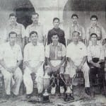 1956 में मेजर ध्यानचंद के साथ हरि प्रसाद सिंह, ऊपर से चौथे नंबर पर काली शर्ट में।
