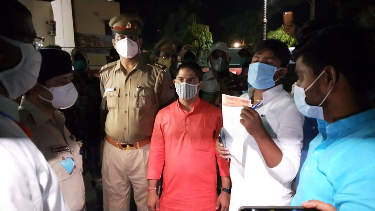 Varanasi: Police stopped students going to give memorandum to CM Yogi in case of missing BHU student