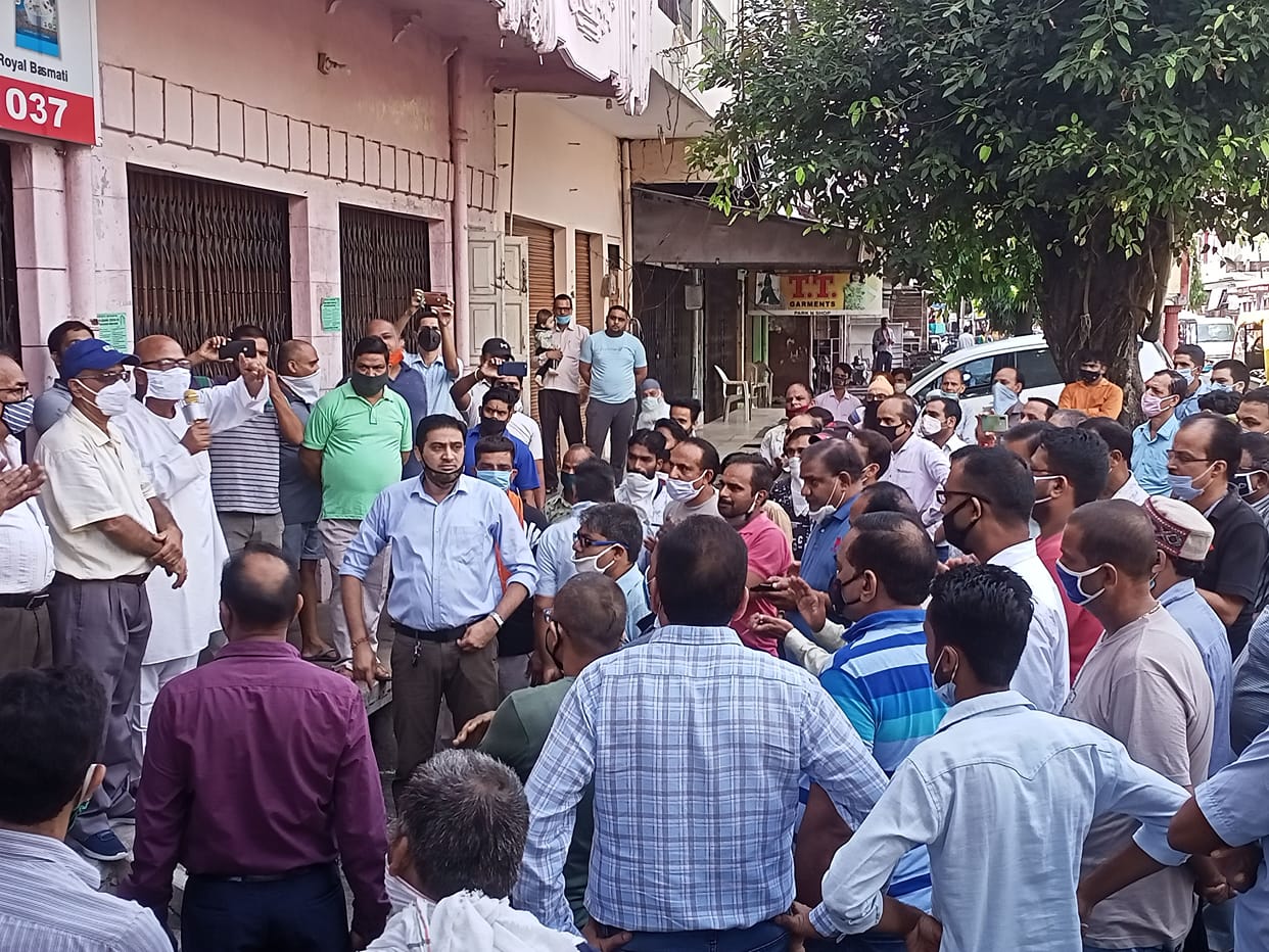 Traders protest against Corona investigation, shops closed for three hours