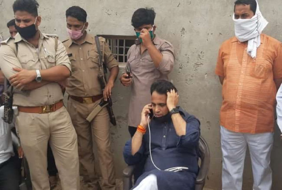UP bulandshahr anoopshahr mla sanjay sharma protesting in goshala after death of cattle due to negligence