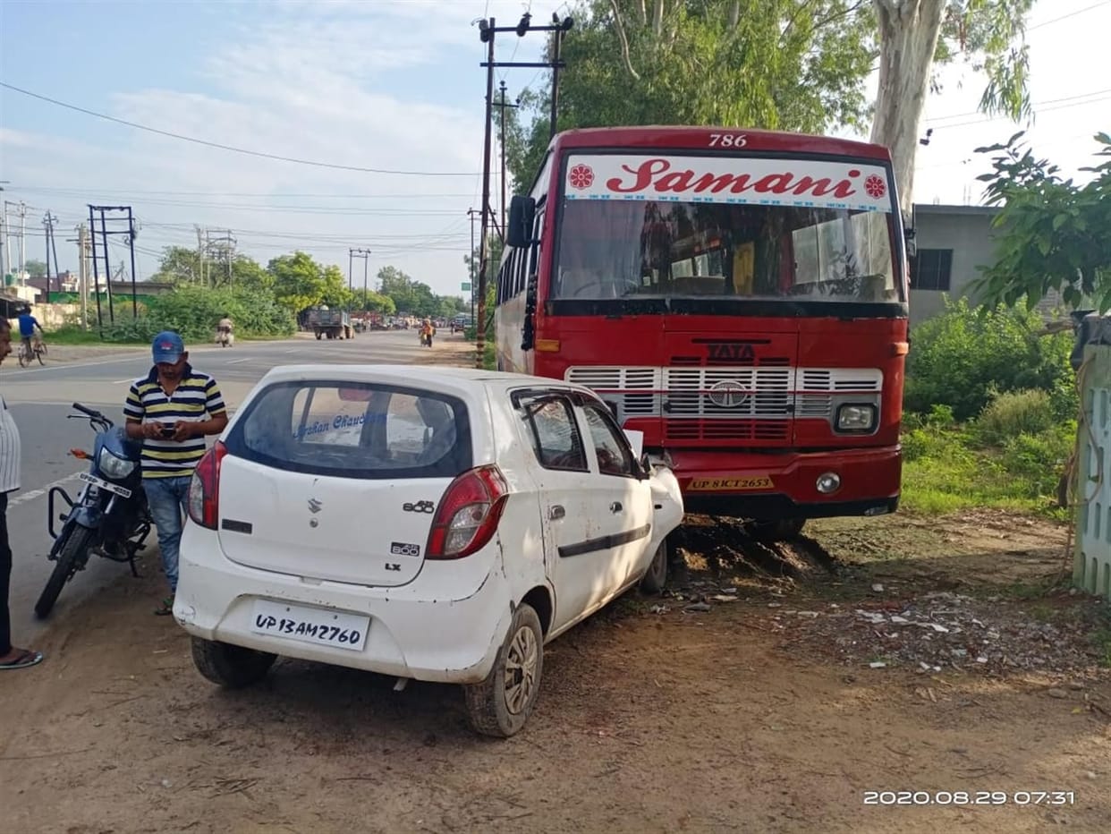 Hathras: Car crashed into bus parked in Sasni, three riders injured