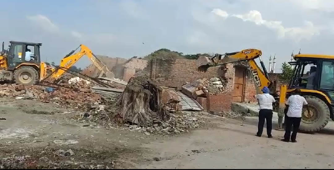 Bulldozer on eight more houses built in Green Land