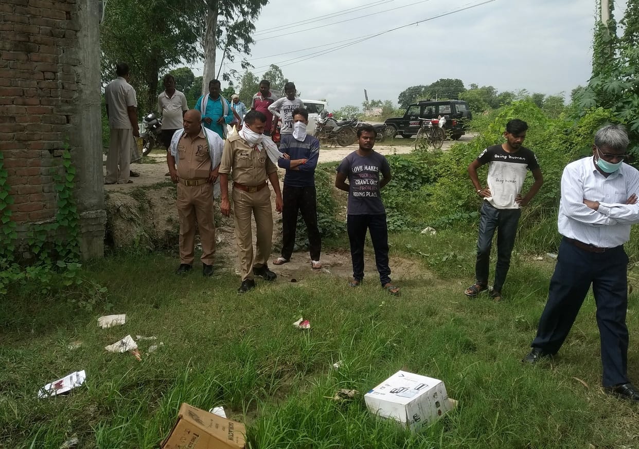 Lakhs of cash and goods stolen by locking two shops
