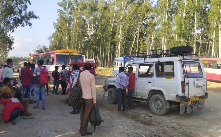 Passenger gathering on the border, social distancing is not followed