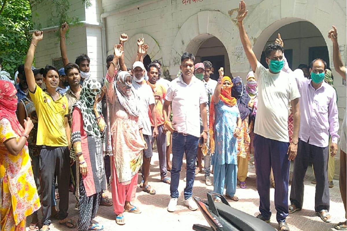 UP News: Cleaning staff has protest continues in Dhampur of Bijnor