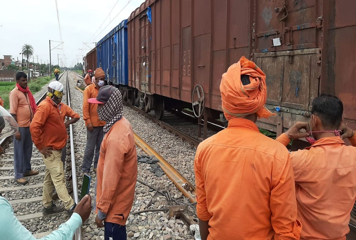 Moradabad News: Big accident averted in UP villager stopped train after seeing the broken track