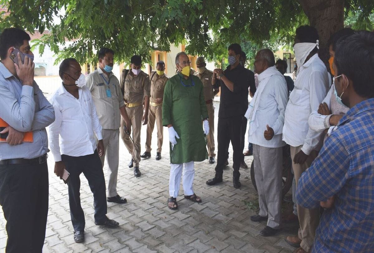 Cabinet Minister Ramnaresh Agrihotri inspected the post mortem house in mainpuri