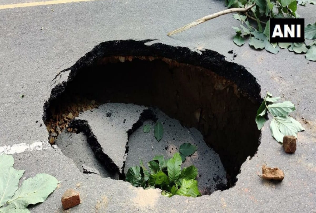 Delhi: A portion of Shrimant Madhav Rao Scindia Marg caves in, Police put barricades around the spot