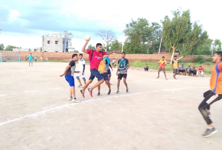 National Sports Day: plyars contribute rupees and make handball field in A village of Hisar