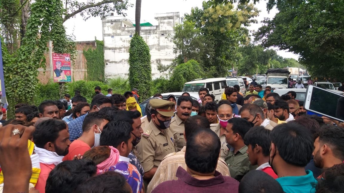 dispute between passenger tax officer and truck owner in Jaunpur villagers create ruckus