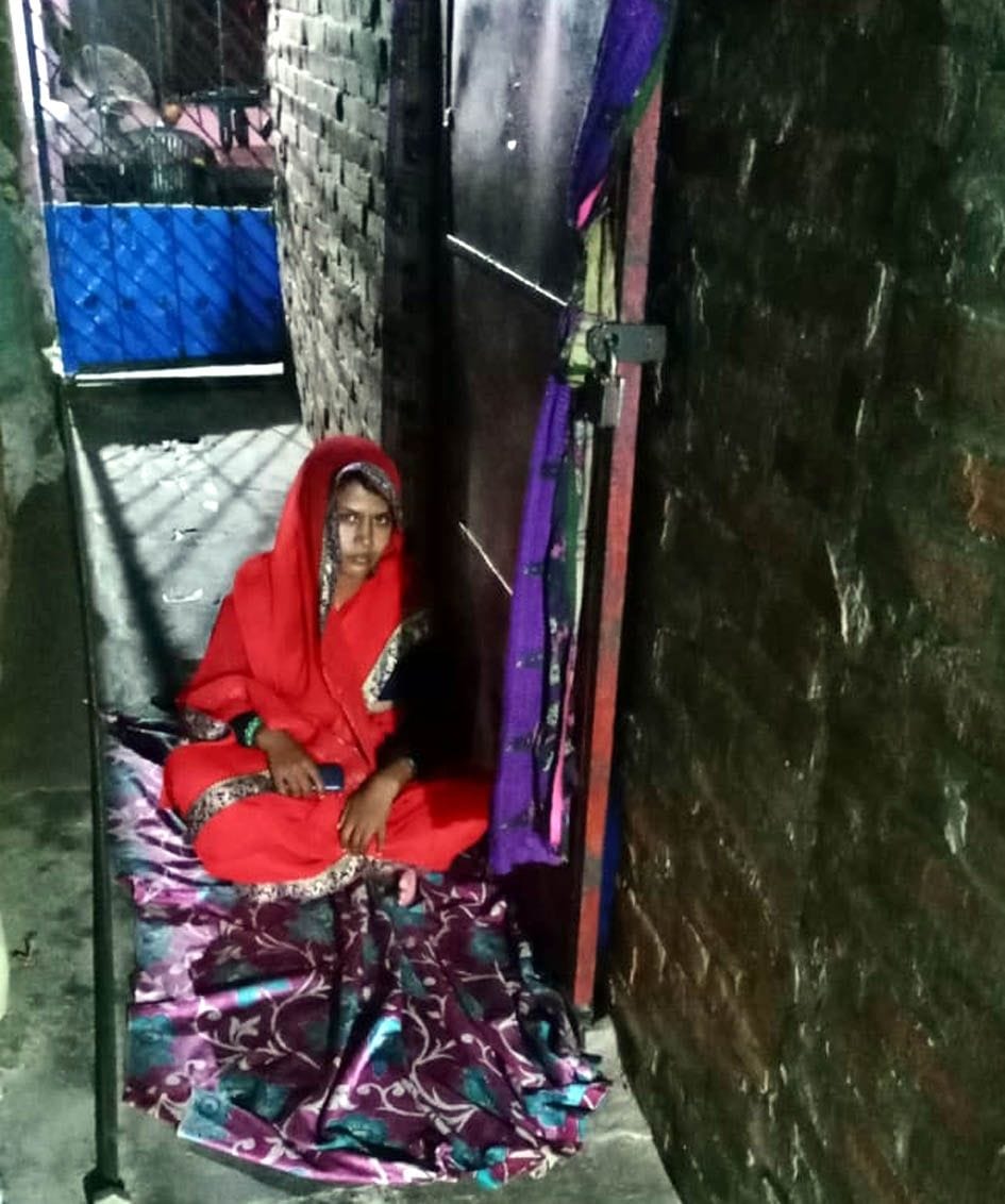patnee ka adhikaar paane ko sasuraal ke get par pooja ne daala dera