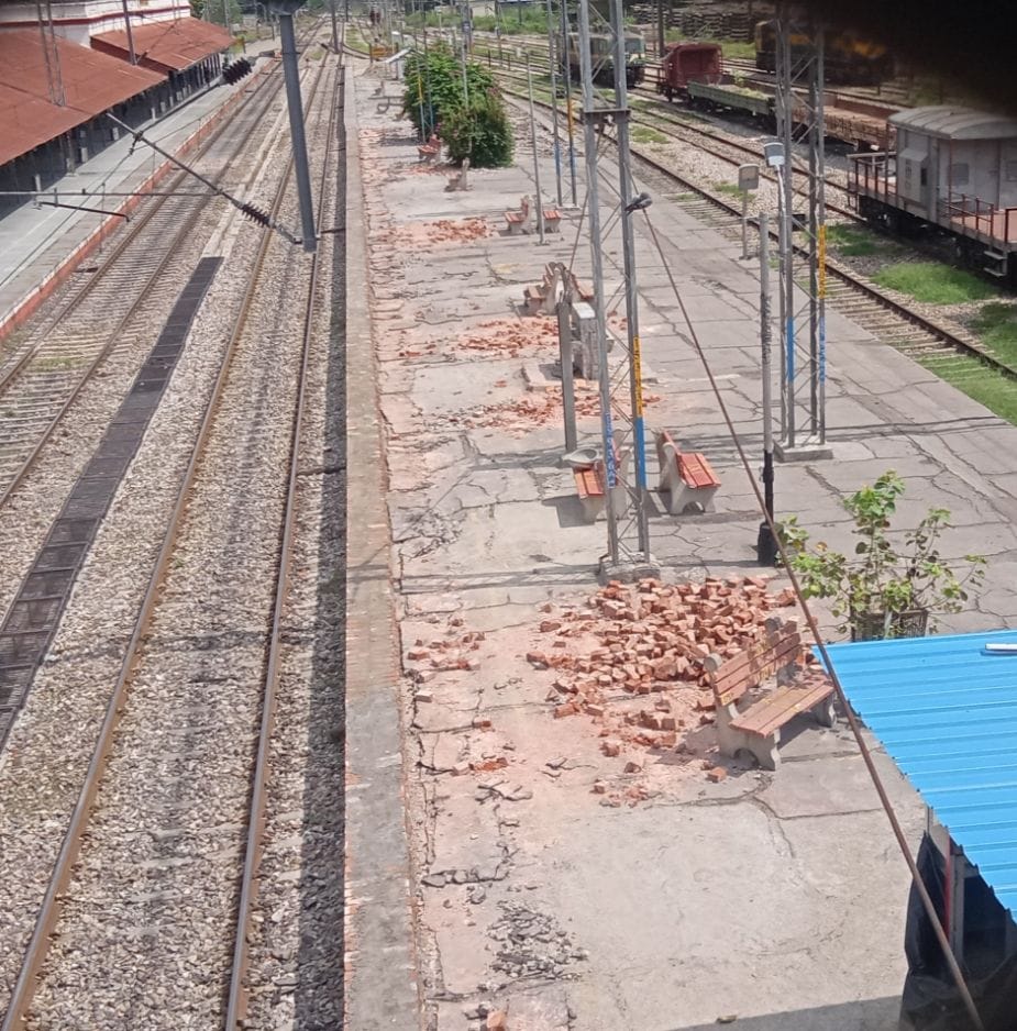 Work to elevate railway platform fast