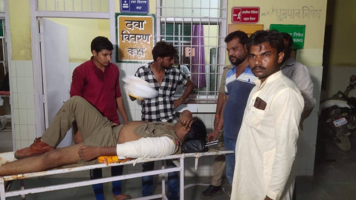 police jeep fell down, six policeman injured