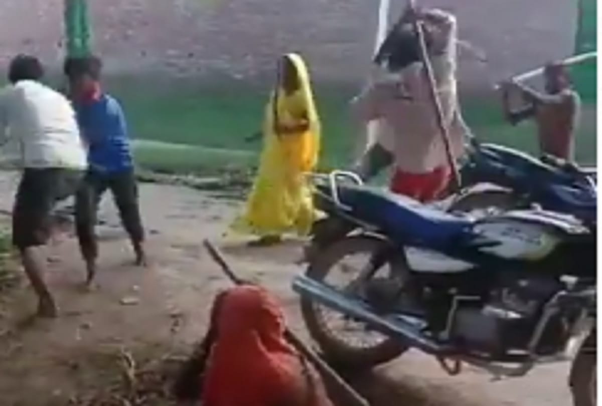 Brothers fight for land dispute in Manjhanpur many injured video viral on social media
