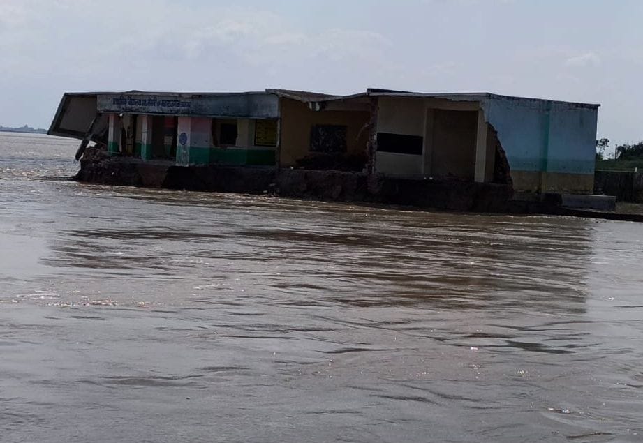Villagers trying to save Gangepur Ring Dam ... Floods said no to us