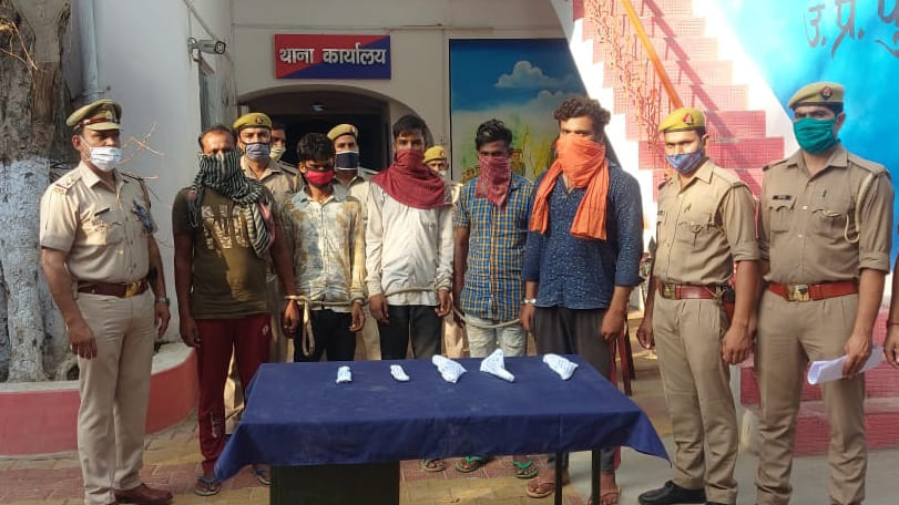 Five accused arrested for selling stolen earrings arrested