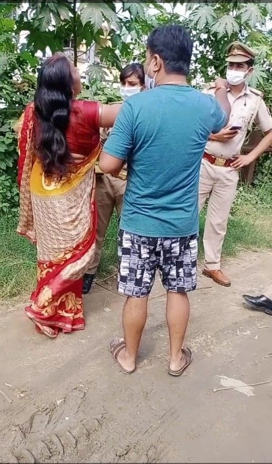 mahila ne haathaapaee kar daroga kee vardee phaadee, mobail chheena