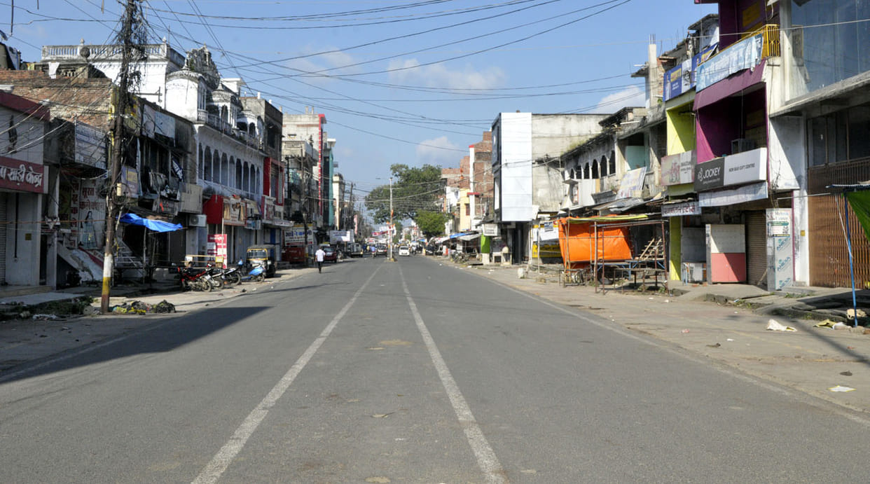 weekenf lockdown : shops and offices closed