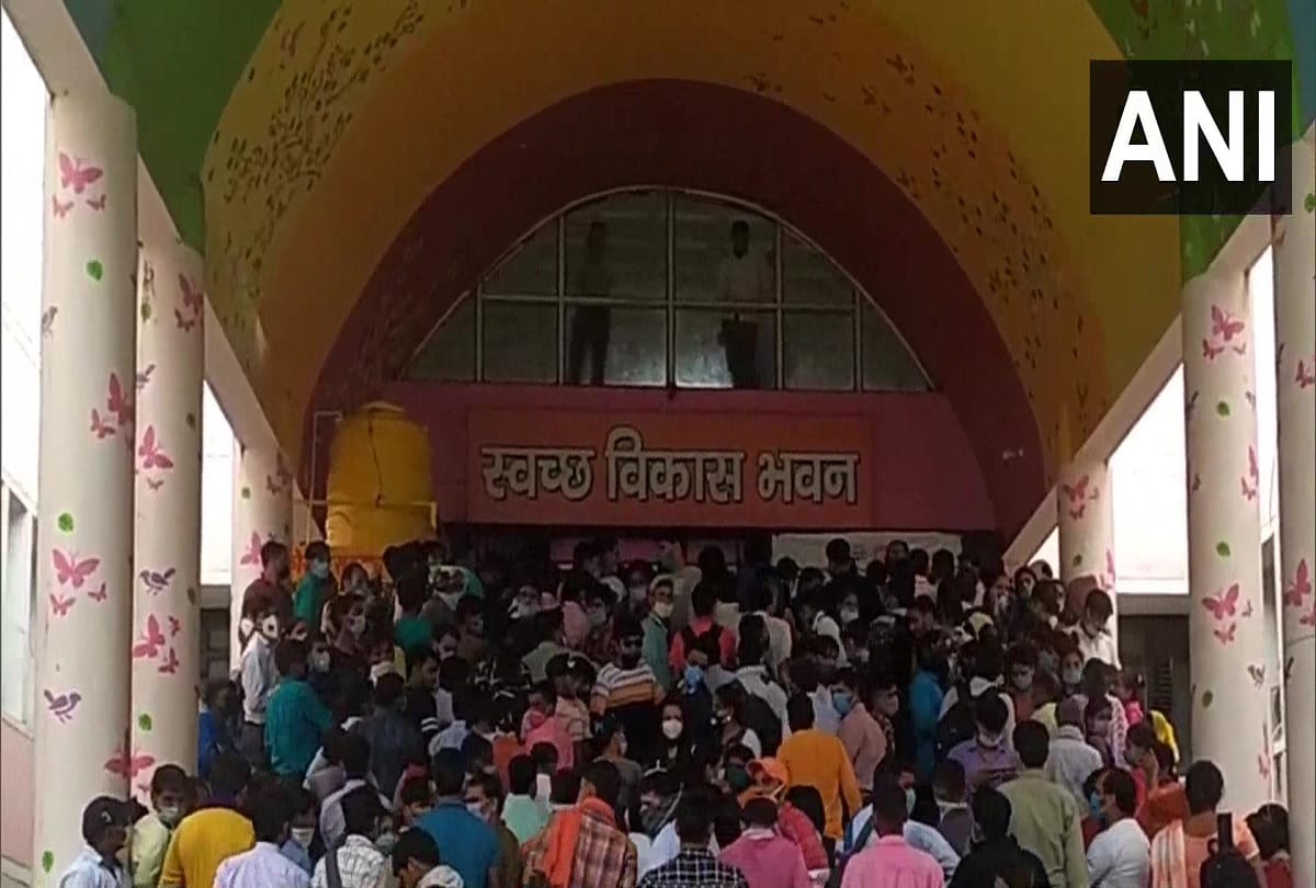 Moradabad health dept interview in vikas bhawan no social distancing maintained by candidates