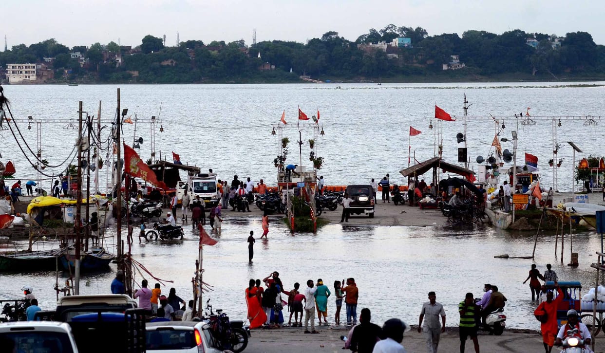 Prayagraj News: Ganges reached the gate of big Hanuman, water entered in the cachet
