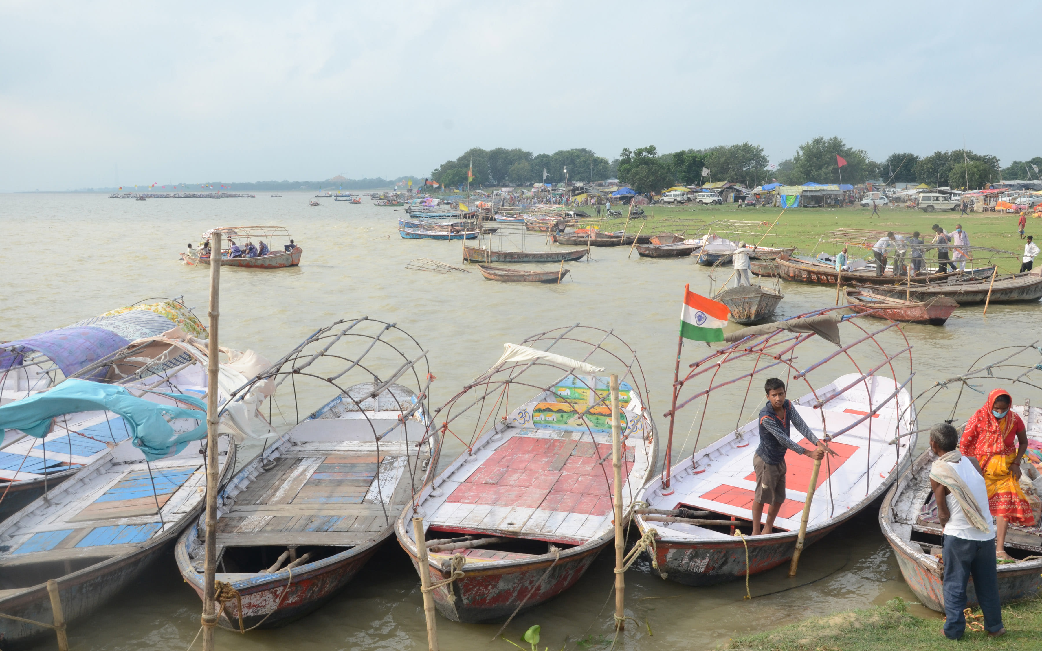Prayagraj News: Ganges reached the gate of big Hanuman, water entered in the cachet