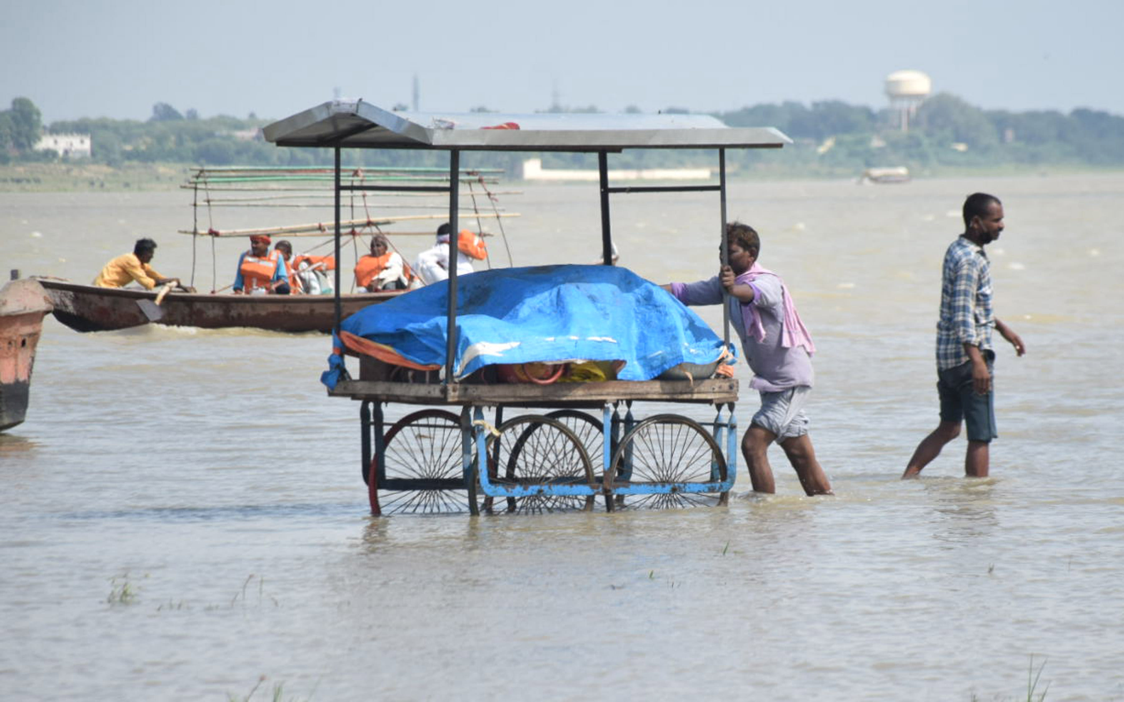 Prayagraj News: Ganges reached the gate of big Hanuman, water entered in the cachet