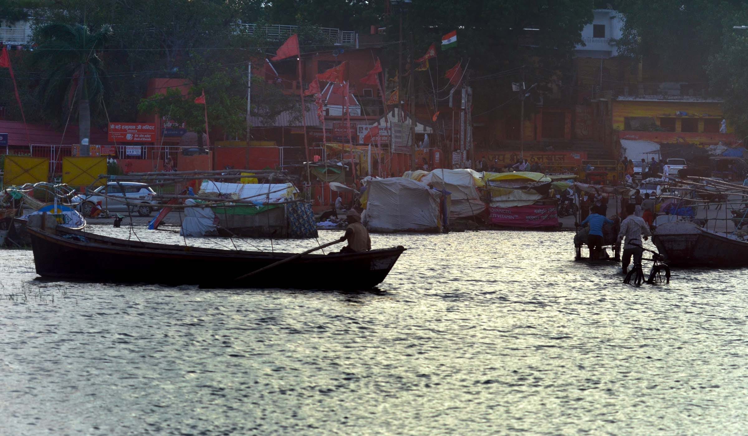 Prayagraj News: Ganges reached the gate of big Hanuman, water entered in the cachet