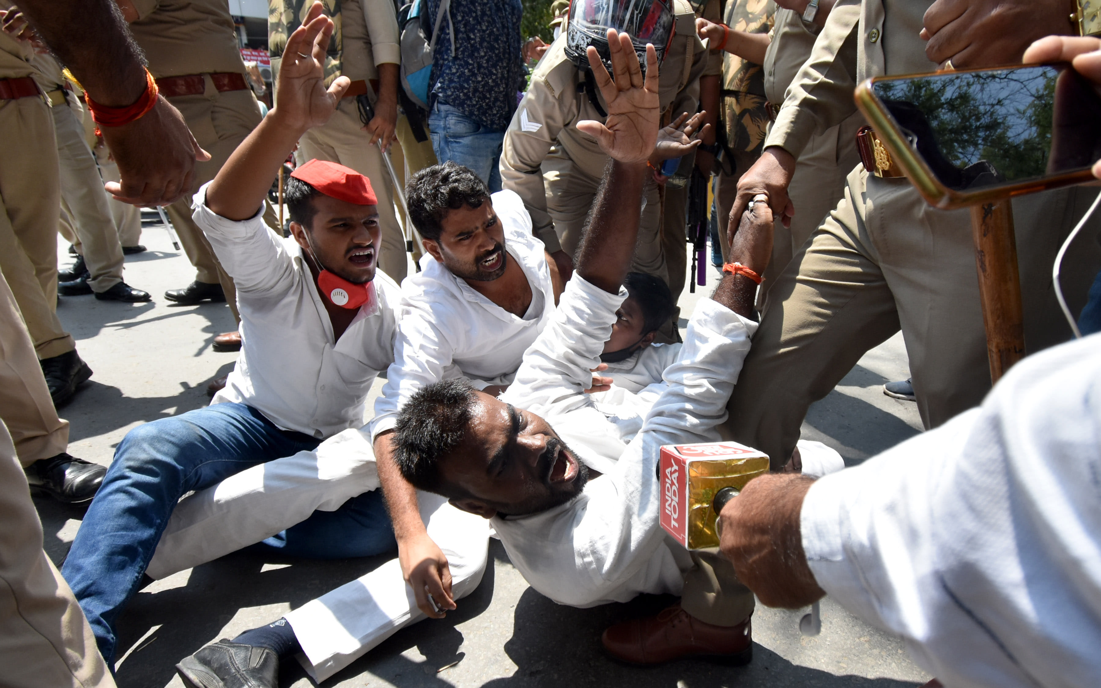 Prayagraj News: Neet, SPE enraged on the demand for postponement of JEE exam, 26 arrested