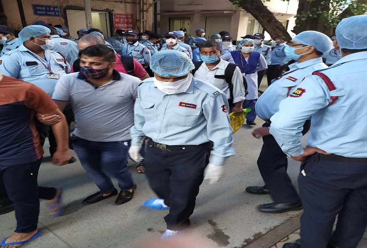rml hospital security personnel protest in hospital for not getting salary from three months