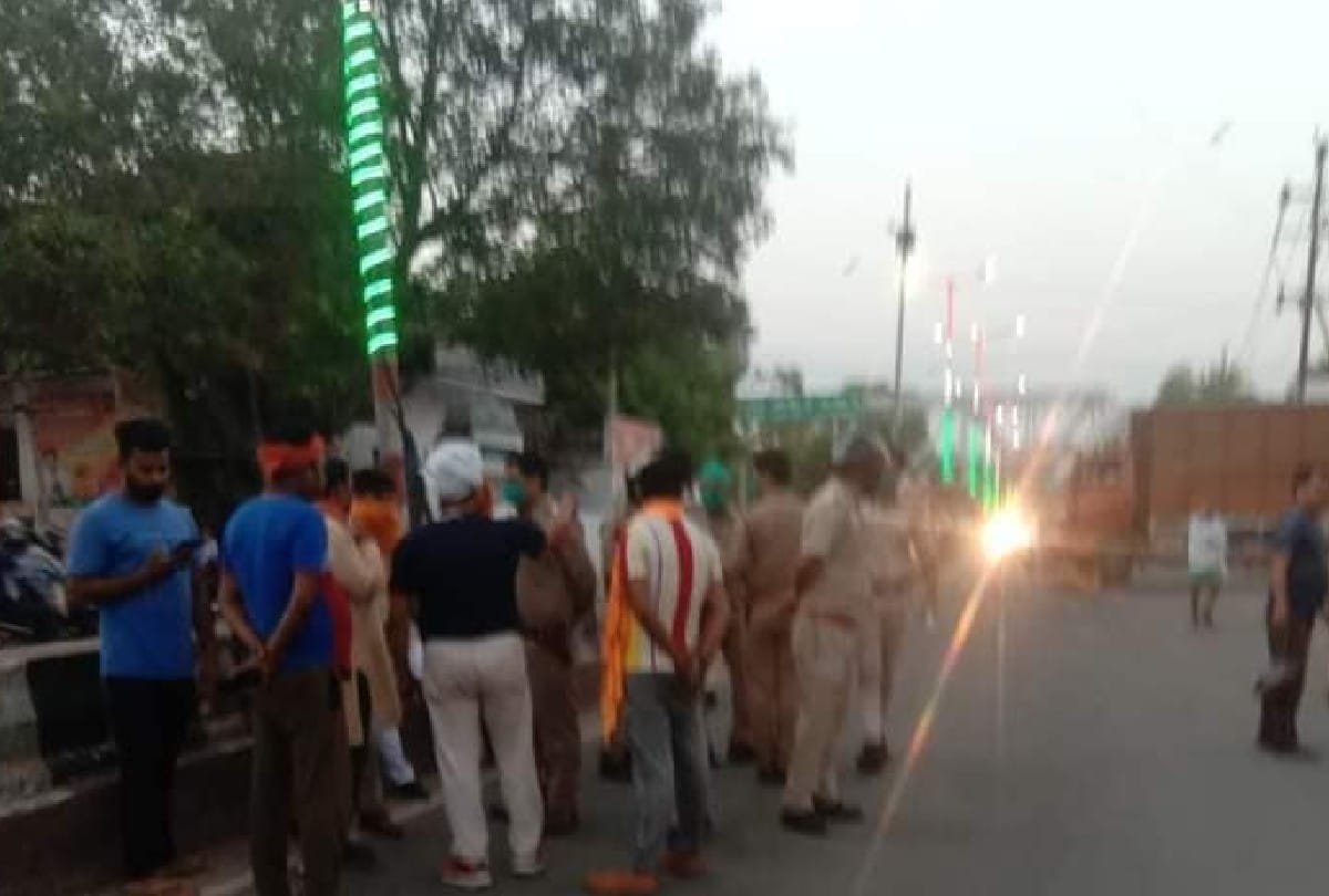 hindu Mahasabha workers caught meat loaded two tempo in agra