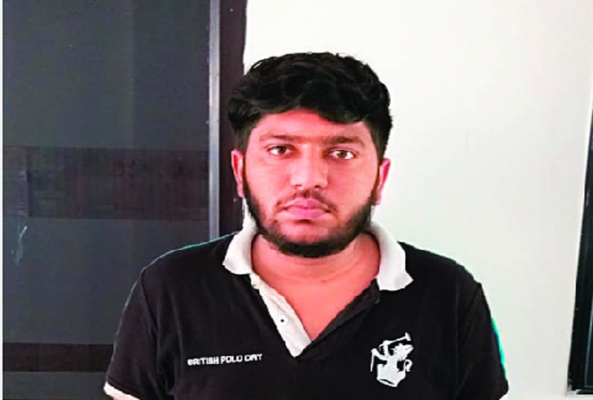 two arrested for selling looted mobiles for Cashify online company