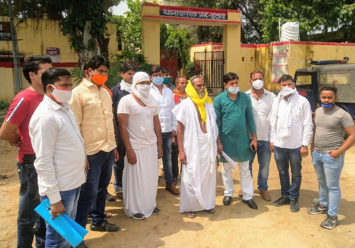 Complaint of attempts to capture the temple and beat the priest in etawah